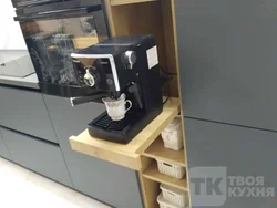 Kiçik bir mətbəx fotoşəkili üçün qəhvə maşını
