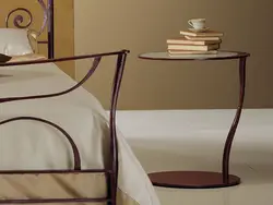 Yataq otağında dəyirmi masa fotoşəkili