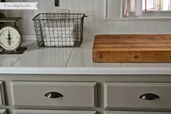 Ранг кардани тахтаҳо дар ошхона акс