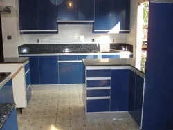 Синяя кухня черная столешница фото