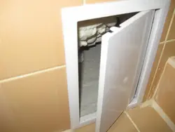 Ванна бөлмесінің фотосуретіндегі пластикалық люктер