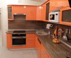 Қызғылт сары ас үй қара үстелдің фотосуреті