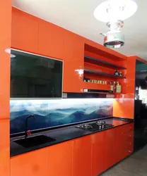 Оранжевая кухня черная столешница фото