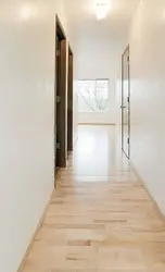 Ламінат у вузкім пярэднім пакоі.