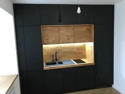 Кухня антрацит и дерево фото