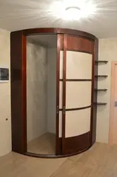 Акси гардеробҳои кунҷӣ дар долон
