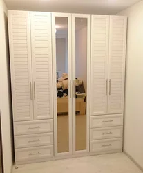 Жәшіктері бар жатын бөлмесінің гардеробының фотосуреті