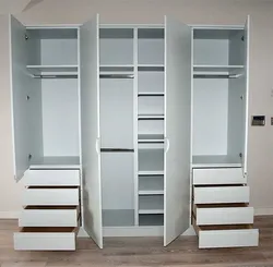 Жәшіктері бар жатын бөлмесінің гардеробының фотосуреті