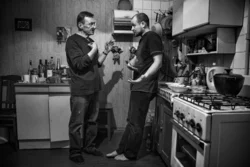 Акс Дар Сари Мизи Ошхона Дар Хона