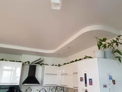 Mətbəx fotoşəkildə tavanda başlıq