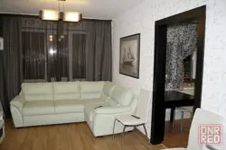 Yashash xonasi fotosuratidagi balkondagi divan