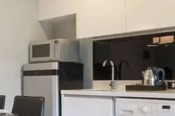 Oshxonadagi muzlatgich va mikroto'lqinli pechning fotosurati