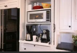 Фота халадзільнік і мікрахвалеўка на кухні