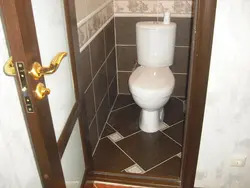 Qapının yanında vanna otağı plitələrinin fotoşəkili
