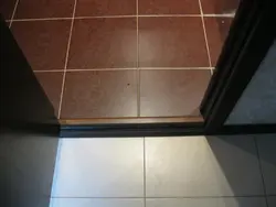 Qapının yanında vanna otağı plitələrinin fotoşəkili