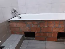 Kərpic və plitələrdən hazırlanmış vanna foto