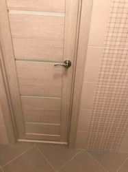 Kafeldən hazırlanmış vanna otağının qapısı foto