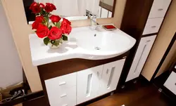 Hammom fotosurati uchun gullar bilan lavabo