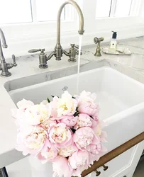 Vanna otağı fotoşəkili üçün çiçəklərlə lavabo