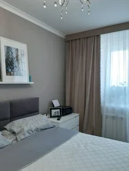 Qaranlıq bir yataq otağı fotoşəkili üçün hansı pərdələr