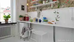 Divara qarşı kiçik bir mətbəx masasının fotoşəkili