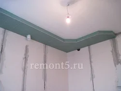 Mətbəxdə alçıpan qutularının fotoşəkili