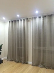 Yataq otağının fotosunda göz qapaqlarında tül