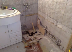 Photo of an old bathroom with tiles
