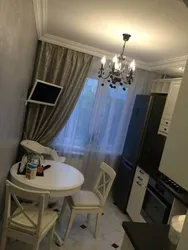Dəyirmi masa fotoşəkili ilə Xruşşov mətbəxi