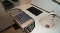 Kiçik bir soba ilə mətbəxin fotoşəkili