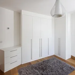 Qonaq otağının fotoşəkilindəki ağ künc şkafları