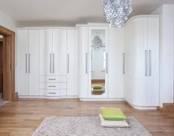 Шкафҳои кунҷи сафед дар меҳмонхона акс