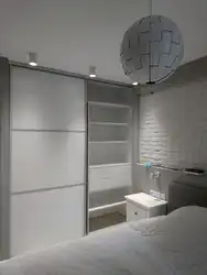 Жатын бөлмесінің фотосындағы сұр және ақ гардероб