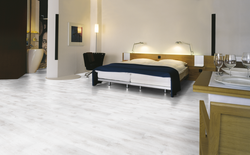 Yataq otağı fotoşəkilində divar kağızı və linoleum