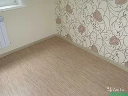 Yotoqxonadagi fotosuratda devor qog'ozi va linoleum