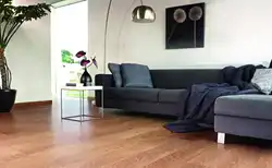 Yotoqxonadagi fotosuratda devor qog'ozi va linoleum