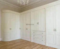 Белыя ворныя шафы ў пярэдні пакой.