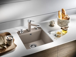 Oshxonadagi lavabo dispenserining fotosurati