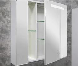 Vanna otağı fotoşəkilində hündür kabinet
