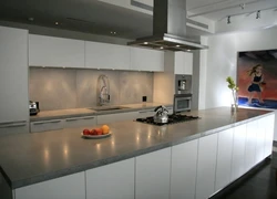 Oshxonadagi fotosuratda beton apron