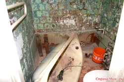 Wall between bathroom and toilet photo