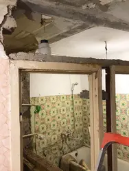 Сцяна паміж ваннай і туалетам фота