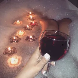 Photo bath with foam and champagne