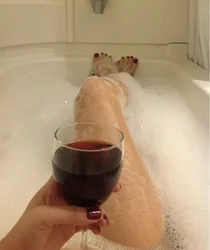 Ko'pik va shampan bilan foto hammom