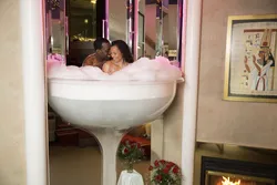 Photo bath with foam and champagne