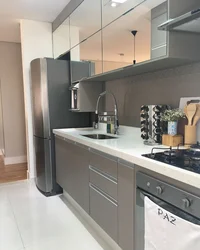 Серая кухня с черным холодильником фото