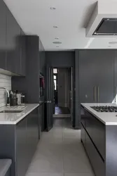 Шэрая кухня з чорным халадзільнікам фота