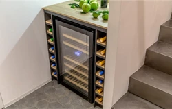 Oshxonadagi fotosuratda o'rnatilgan vino shkafi