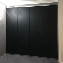 Koridordagi qora shkaf fotosurati