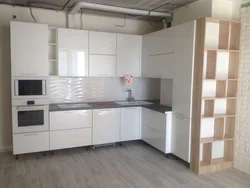 Yon tomonlarida qalam qutilari bo'lgan oshxona fotosurati